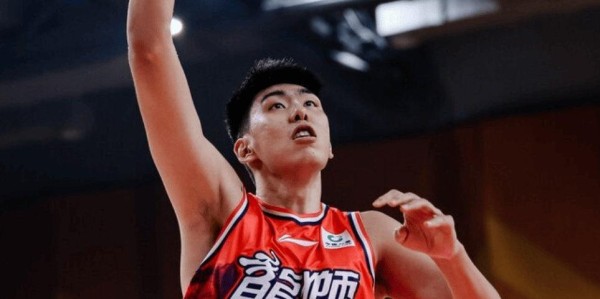 移动体育平台-两战轰37+24！中国男篮22岁2米26中锋崛起：郭艾伦助他再蜕变