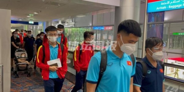 体育赛事-【国足对手】越南队今晨抵阿联酋 大使亲自机场迎接