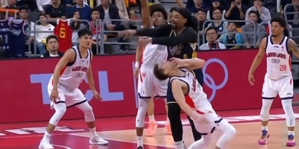 开云体育-看着就疼！萨林杰背打转身无意肘到郭艾伦脸部 被判进攻犯规！