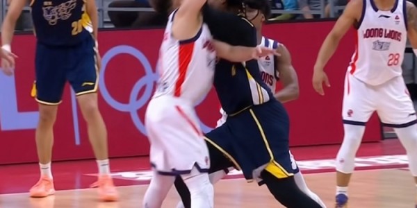 开云体育-看着就疼！萨林杰背打转身无意肘到郭艾伦脸部 被判进攻犯规！