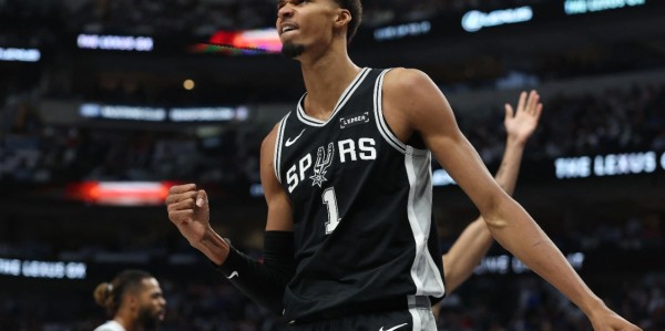 文班亚马复出！马刺114-93胜开拓者，福克斯28+6+7，卡斯尔16+1+8
